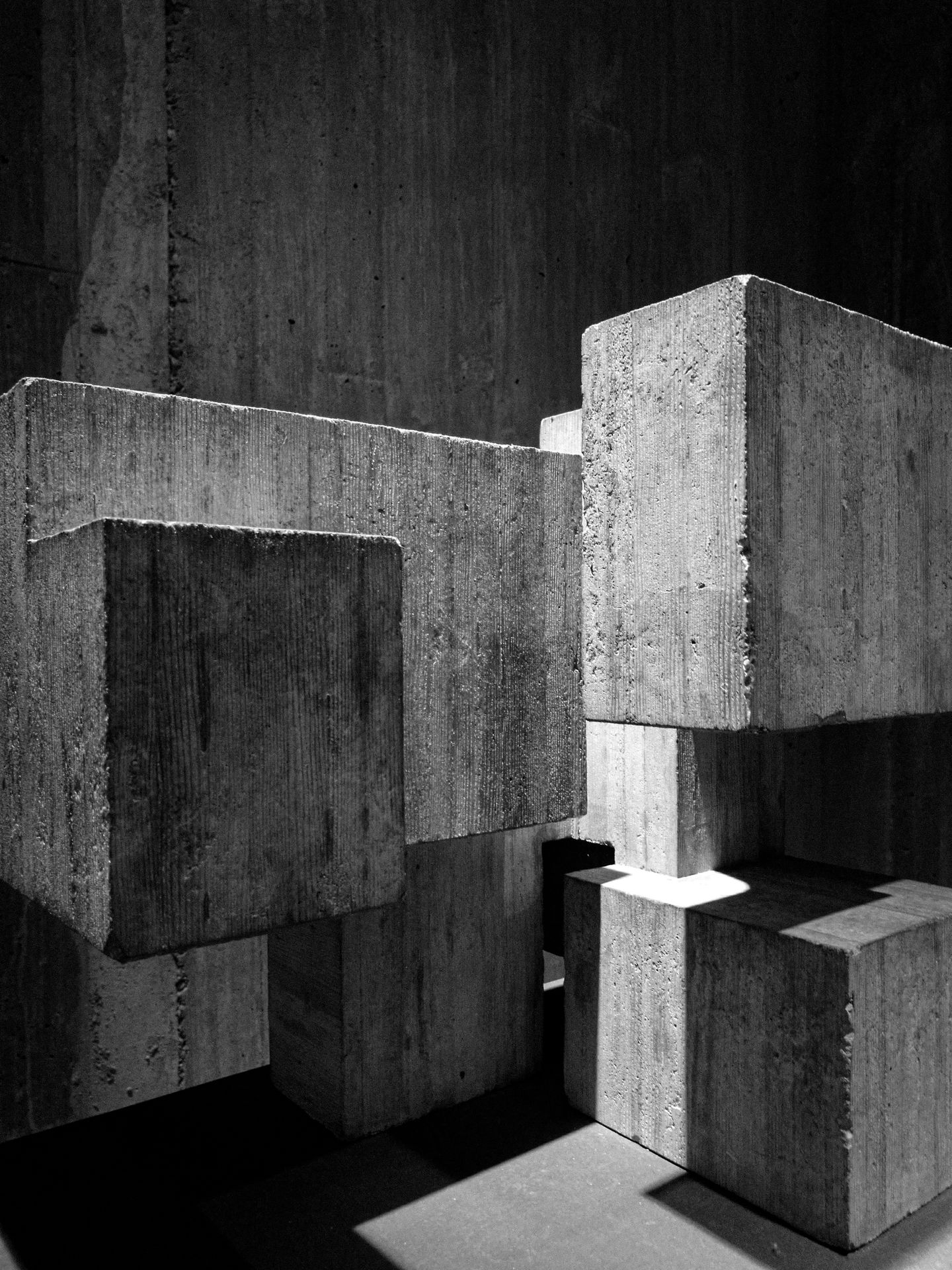 Gestapelte Betonblöcke in hartem Licht und Schatten